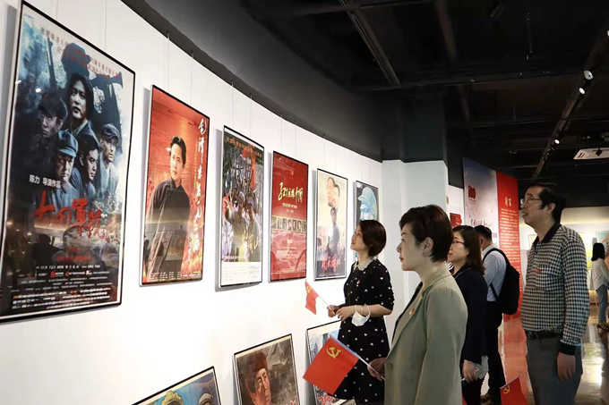 看海报、学党史，健康产业公司党总支组织参观“红色电影海报展”1_副本.jpg